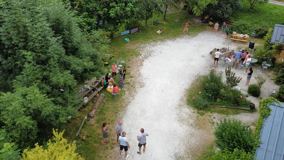 Vue aérienne d'une réception en plein air dans un jardin arboré