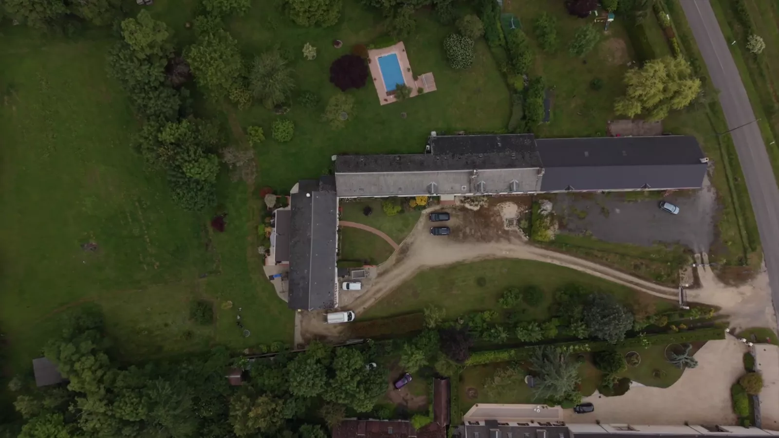 Propriété avec piscine et dépendances, vue aérienne verticale