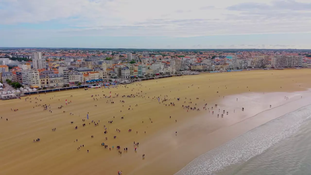 Projet « Vendée Va'a », foule sur une grande plage vue par drone